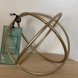 Table Top Decor. Brand New in Color Gold. Please see pictures for measurements.